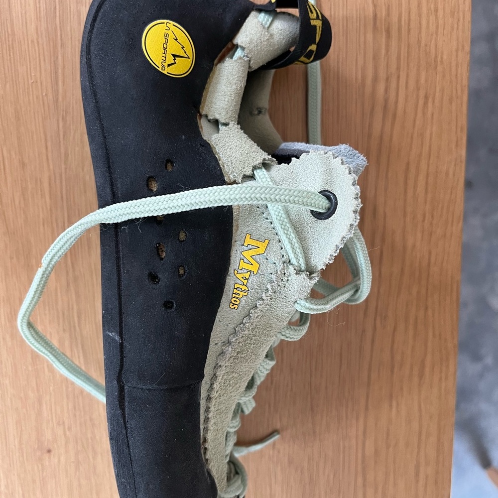 NWOT La Sportiva Women's Mythos Lace-Up Climbing Shoes - Picture 2 of 4